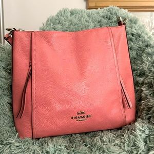 COACH shoulder bag. In a very good condition. Pink color.